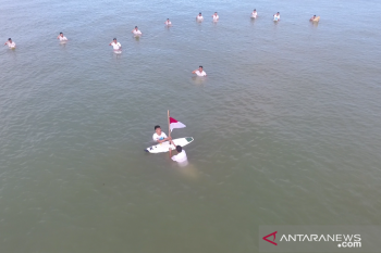 Puluhan Peselancar di Pariaman Gelar Upacara di Laut