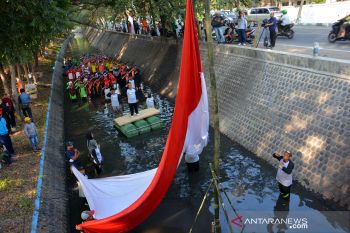 Upacara bendera  HUT RI di sungai