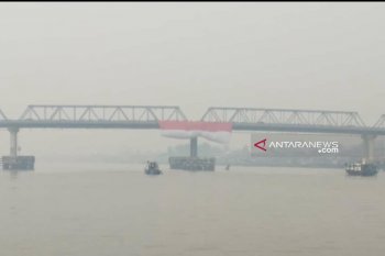 Peringati HUT ke-74 RI, warga Pontianak kibarkan bendera merah putih di Sungai