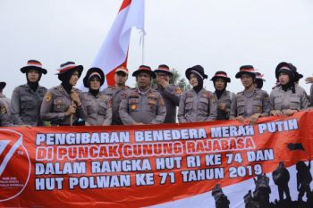 Berita kemarin, Polda Lampung sukses kibarkan bendera di puncak Gunung Rajabasa