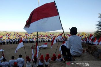 Upacara bendera di atas Bukit Tokka