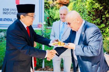 Warga Yunani dapat penghargaan pada HUT Kemerdekaan RI