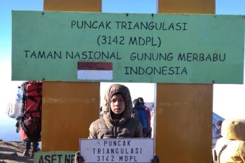 Fayyadh dan ayahnya peringati HUT RI ke-74 di Puncak Merbabu