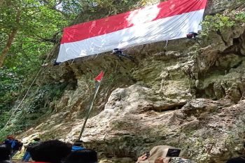 BKSDA dan Mapala USN Kolaka kibarkan merah putih di tebing cadas