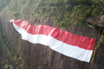 Nabila Sakip dari Malaysia ikut bentangkan merah putih di Bukit Kelam