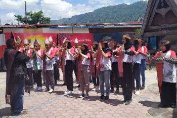 Peserta SMN asal Sulawesi  Tengah belajar tarian Tor-Tor