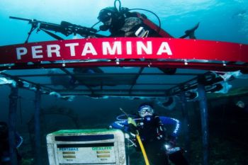 Pertamina gelar upacara bendara di bawah laut