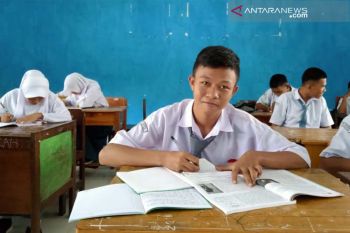 Penjual "Jalangkote" viral ikut hormat upacara HUT RI di Parepare