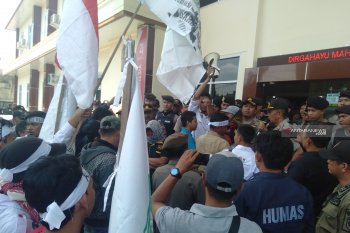 PN Baturaja didemo akibat vonis bebas  oknum polisi bandar narkoba