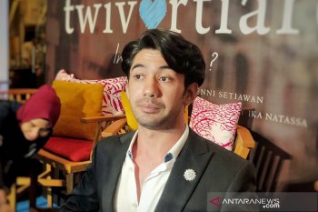 Aktor Reza Rahadian didampingi dokter saat syuting "Twivortiare"