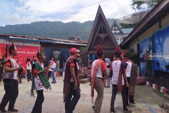 SMN asal Sulawesi Tengah berburu kain "Ulos"