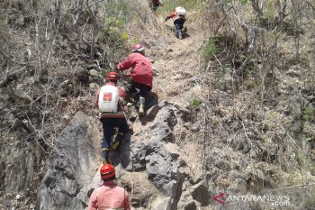 Damkar masih melakukan pemadaman api di Bukit Pandanan Lombok Utara