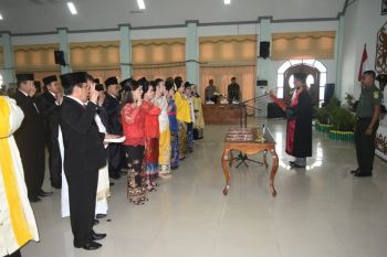 Pelantikan 25 anggota DPRD Gumas 2019-2024