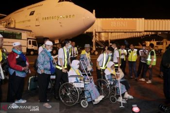 Ambulans untuk haji lansia disiapkan saat kedatangannya di BIL