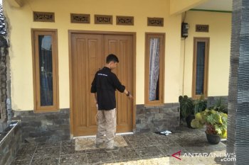 Rumah orang tua tersangka insiden polisi terbakar dilempari batu