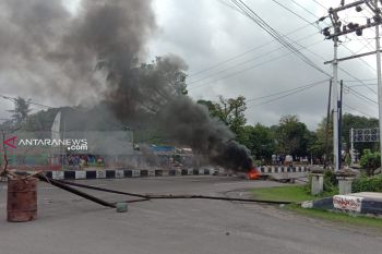 Sejumlah jalan di Sorong Papua Barat masih diblokade warga sambil bakar ban