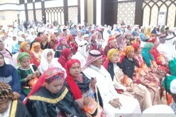Jemaah haji pria asal Kabupaten Sinjai kenakan jubah Raja Arab