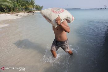 Warga Mentawai keluhkan biaya angkut semen mahal, harga jual capai Rp150 ribu per sak