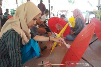 Wisata melukis payung diminati pengunjung Borobudur