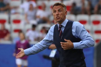 Phil Neville serukan komunitas sepak bola boikot medsos
