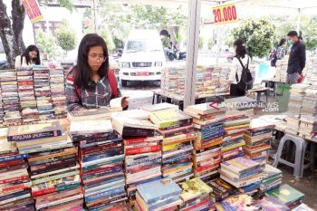 Ternyata peminat bazar 'buku murah' di Kalteng cukup tinggi