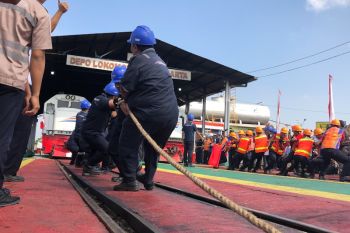 Pekerja PT KA memeriahkan lomba tarik lokomotif di Yogyakarta