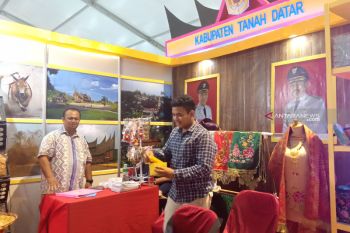 Songket Pandai Sikek dari Kabupaten Tanah Datar dipamerkan di Padang Fair