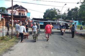 Warga Kelurahan Klabulu Sorong bersihkan palang jalan