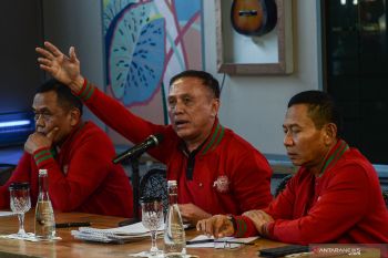 Iwan Bule bersitegang dengan Vijaya Fitriyasa saat sesi wawancara sebelum KLB PSSI