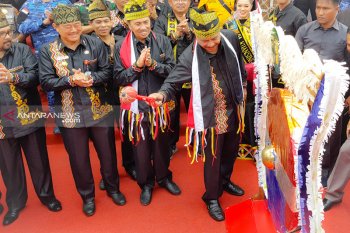 Menpar Arief Yahya buka Festival Pacu Jalur, tambah hadiah jadi Rp100 juta