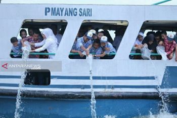 Pemkot Palembang  tebar 10.000 benih ikan ke Sungai Musi