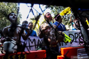 Unjuk rasa pelantikan Anggota DPRD Sidoarjo