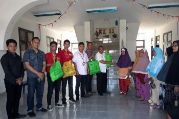Alfamart-BMCI membagikan sembako untuk warga miskin Boltim