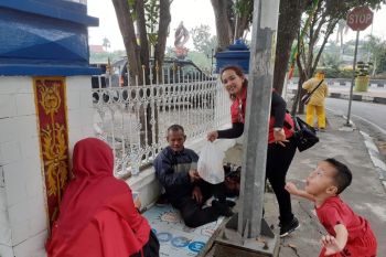 VIDEO - Keluarga model ini memburu orang butuh bantuan di jalanan