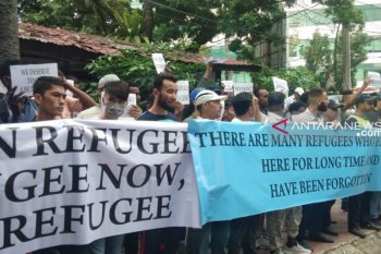 Imigran pencari suaka dari berbagai negara berunjuk rasa di Medan