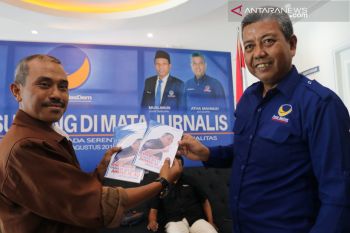 Jurnalis ANTARA persembahkan buku untuk Ahmad Ali atas karir politik