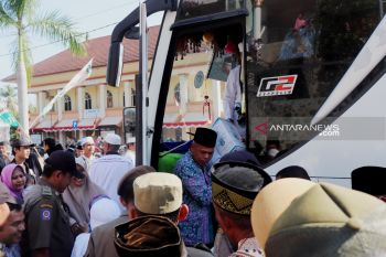 Satu orang haji asal Kabupaten OKU yang tertunda pulang tiba di Palembang