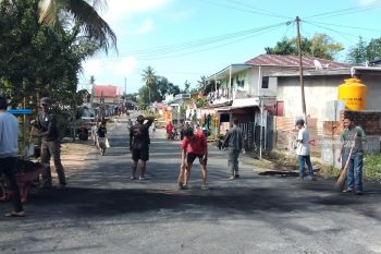 TNI dan warga Sorong bahu membahu bersihkan jalan
