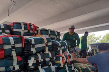 Kedatangan pesawat kloter 6 Debarkasi Batam tertunda dua jam lebih