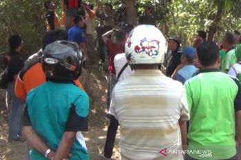 Pria tanpa identitas tewas gantung diri di pohon