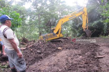 Masyarakat Goreng Meni bangun jalan 2,5 km dengan dana desa
