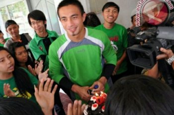 Ferry Rotinsulu akan menjadi pelatih sekaligus kiper Sriwijaya FC