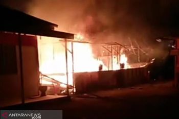 Sekolah darurat korban gempa Palu terbakar