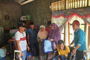 Lisda Hendrajoni Serahkan Kursi Roda ke Dua Warga Batang Kapas