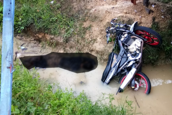 Ditemukan Pria tanpa identitas tewas dalam parit bersama sepeda motor