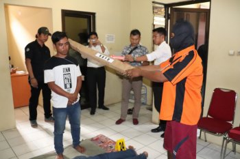 Rekonstruksi pembunuhan satu keluarga, , tersangka peragakan 28 adegan