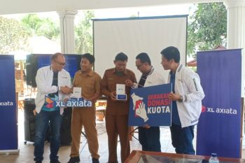 50 sekolah di Sumbawa terima bantuan kuota data XL