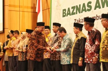 Pemerintah Kota Makassar dianugerahi Baznas Award 2019
