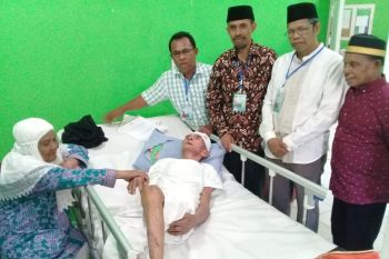 Pasangan lansia romantis jadi perhatian di Kloter 13 Debarkasi Makassar