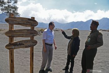 Pemasangan Rambu Tiga Bahasa Bromo